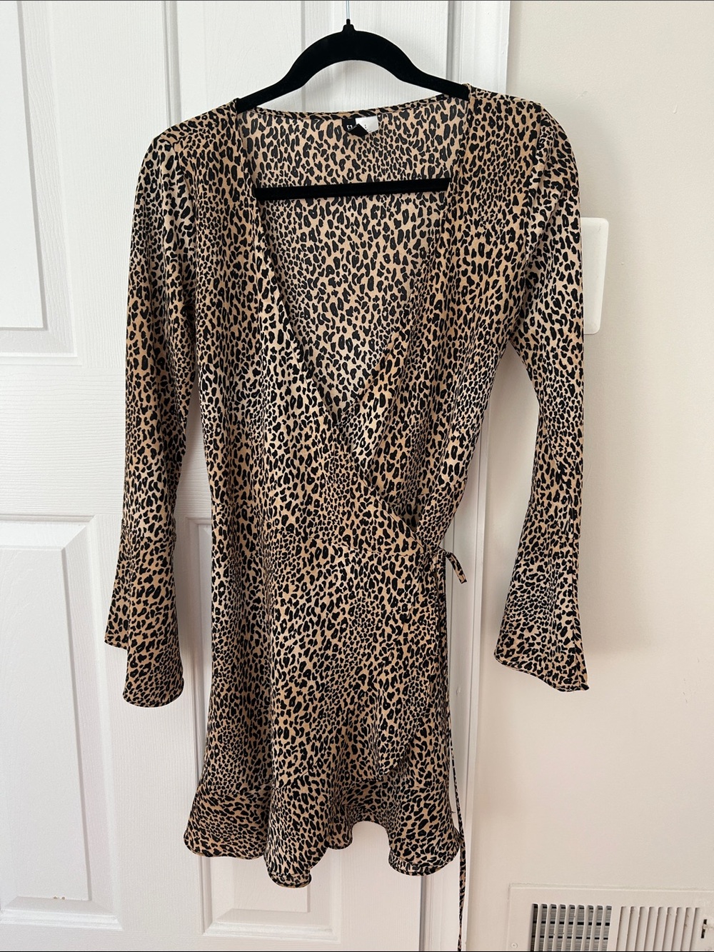 H&M leopard wrap mini dress. S-M